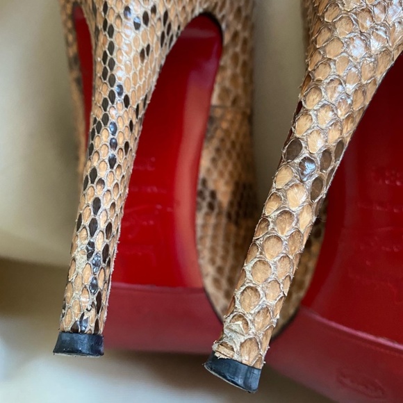Christian Louboutin "Rolando" Snakeskin Pumps, size 38.5 (fits a 7.5/8) - Picture 6 of 10
